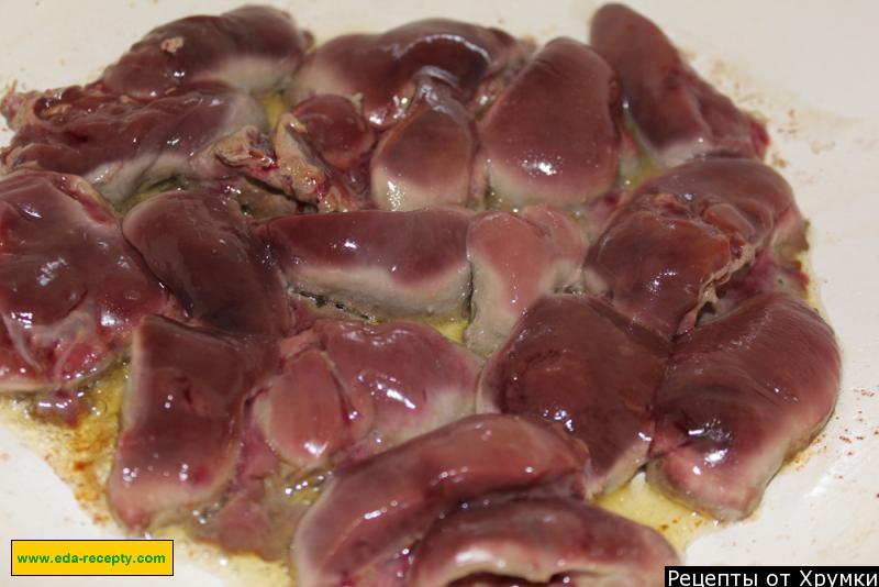 Шаг 5 приготовления Куриная печень с луком и белым вином