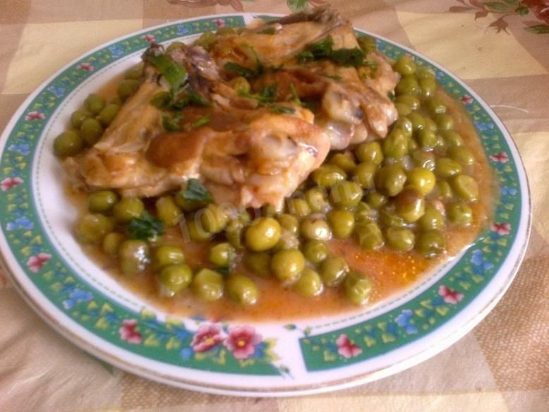 Обложка рецепта Тушеная курица с зеленым горошком