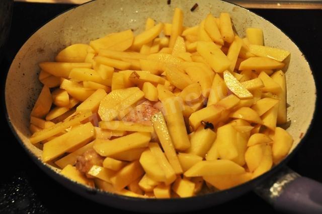 Шаг 10 приготовления куриные ножки с шампиньонами в духовке в горшочке