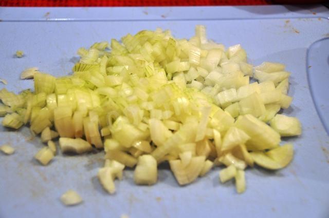 Шаг 2 приготовления куриные ножки с шампиньонами в духовке в горшочке