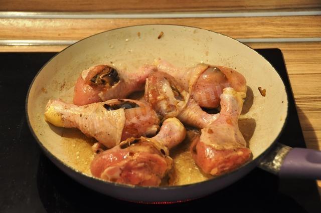 Шаг 9 приготовления куриные ножки с шампиньонами в духовке в горшочке