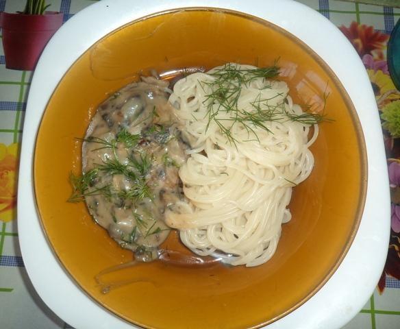 Шаг 8 приготовления Грибочки в соусе с луком
