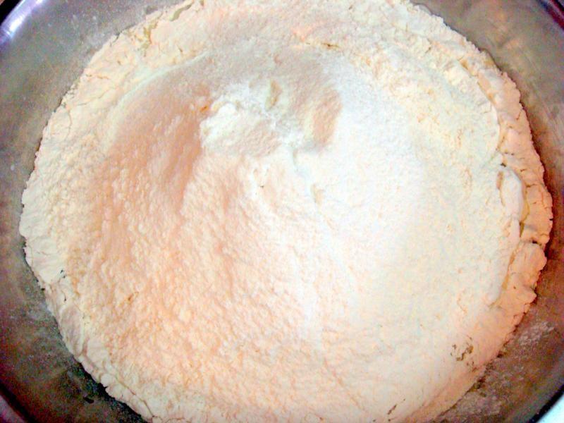 Шаг 3 приготовления Дрожжевой рулет с изюмом Бабушкина салфетка