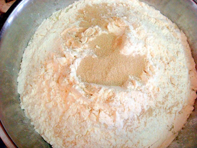 Шаг 4 приготовления Дрожжевой рулет с изюмом Бабушкина салфетка