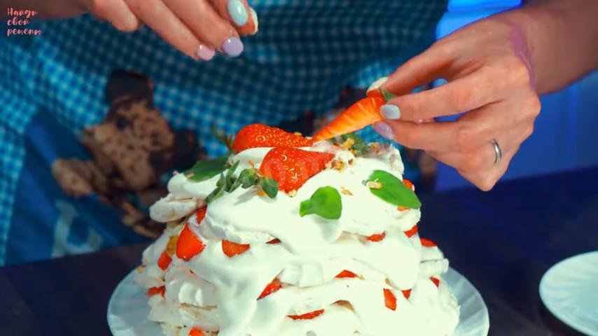 Шаг 16 приготовления Торт из зефира с клубникой без выпечки