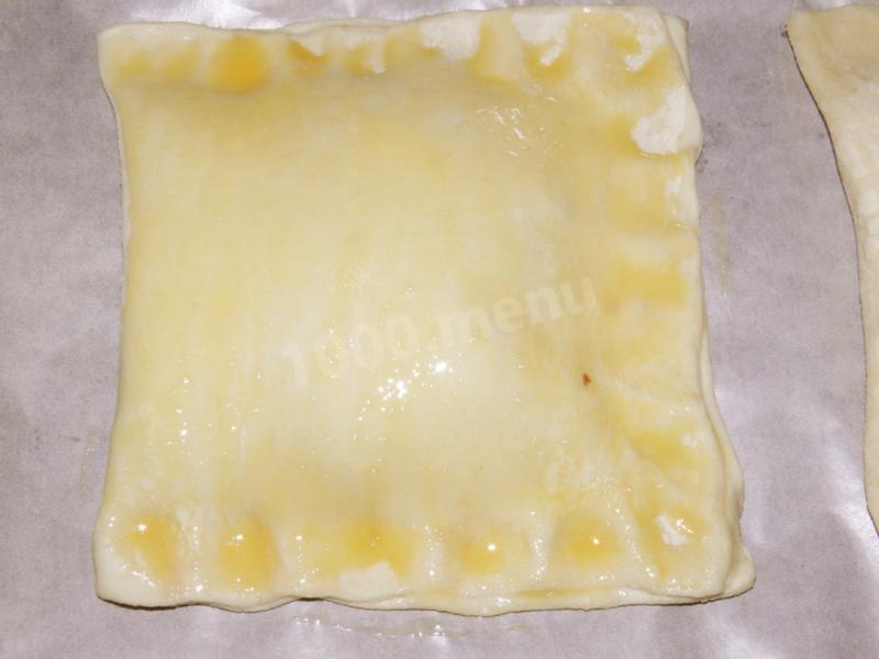 Шаг 7 приготовления Слоеные пирожки с вишней
