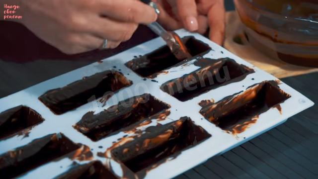 Шаг 14 приготовления Творожные сырки покрытые шоколадной глазурью