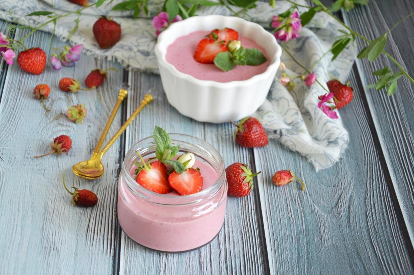 Шаг 11 приготовления Клубничный мусс на манной крупе без желатина