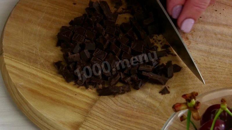 Шаг 5 приготовления Пирог вишня в шоколаде