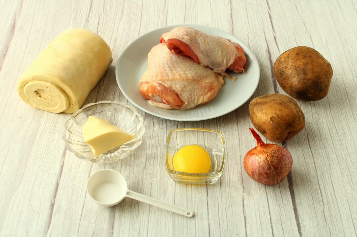 Шаг 1 приготовления Слоеный пирог с курицей и картошкой