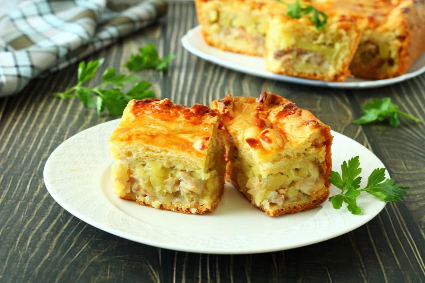 Обложка рецепта Слоеный пирог с курицей и картошкой