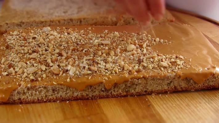 Шаг 12 приготовления Пирожное Белочка с орехами и сгущёнкой