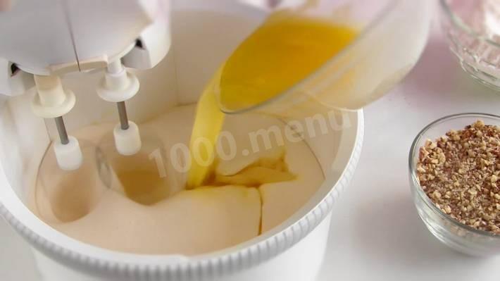 Шаг 2 приготовления Пирожное Белочка с орехами и сгущёнкой