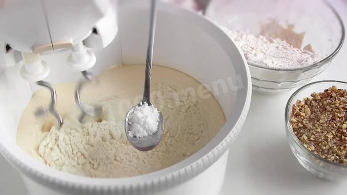 Шаг 3 приготовления Пирожное Белочка с орехами и сгущёнкой
