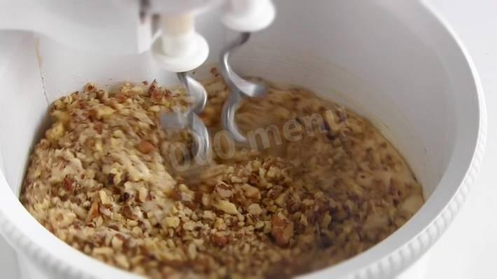 Шаг 5 приготовления Пирожное Белочка с орехами и сгущёнкой