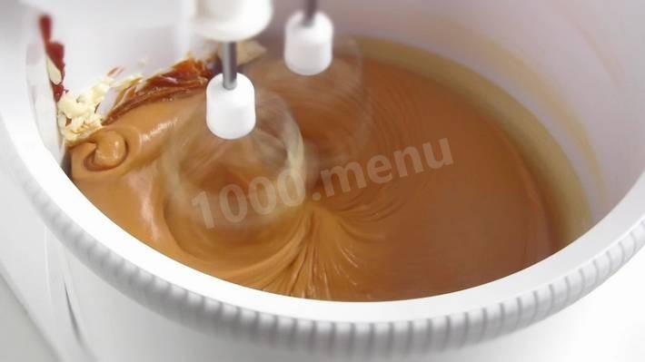 Шаг 8 приготовления Пирожное Белочка с орехами и сгущёнкой