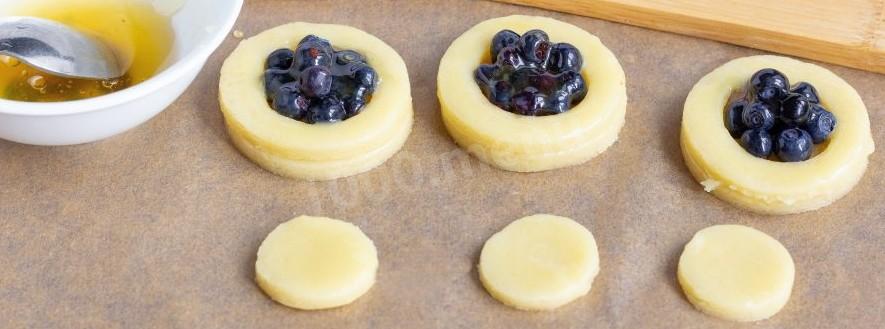 Шаг 7 приготовления Пирожные с черникой