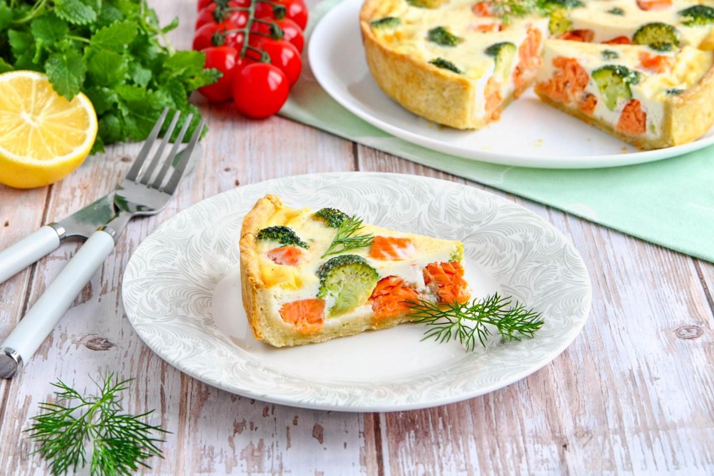 Шаг 20 приготовления Киш с семгой и брокколи