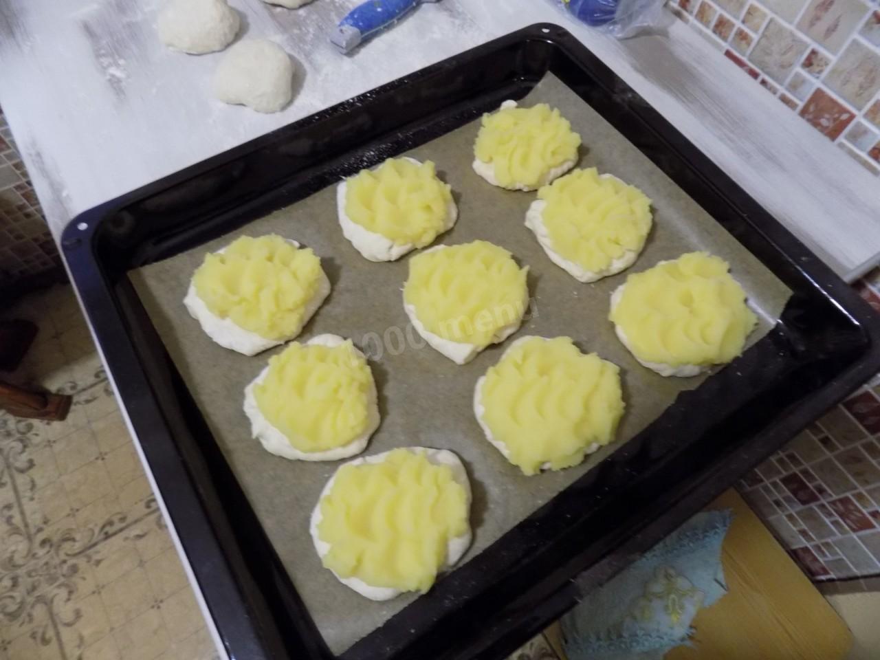 Шаг 5 приготовления Картофельные шаньги из дрожжевого теста в духовке