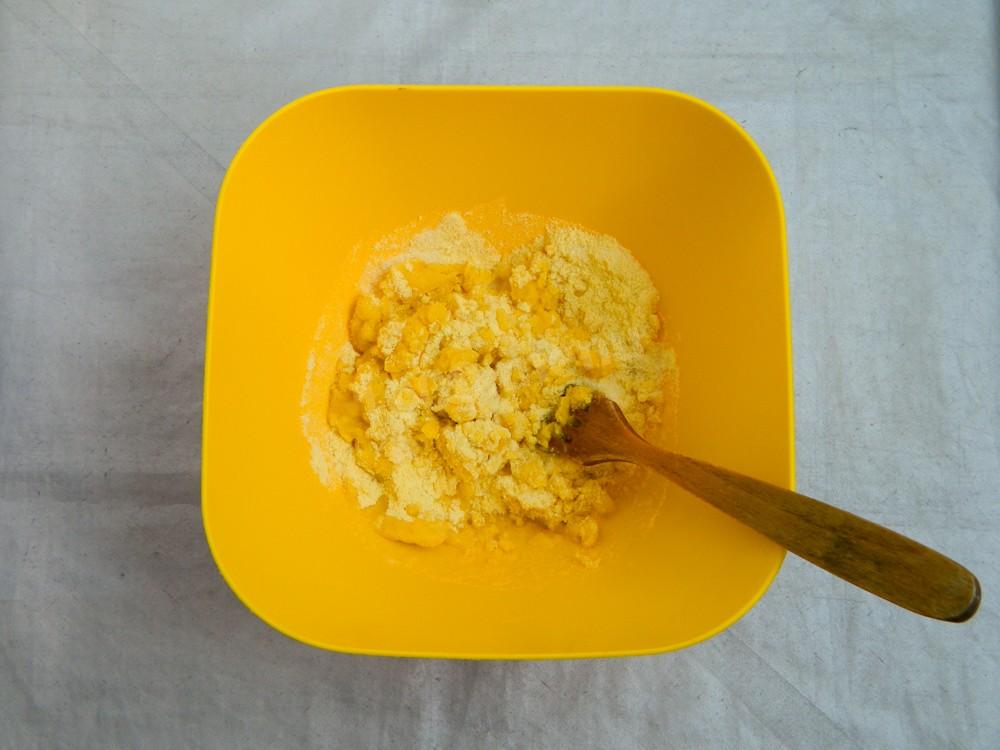 Шаг 3 приготовления Булочки из кукурузной муки