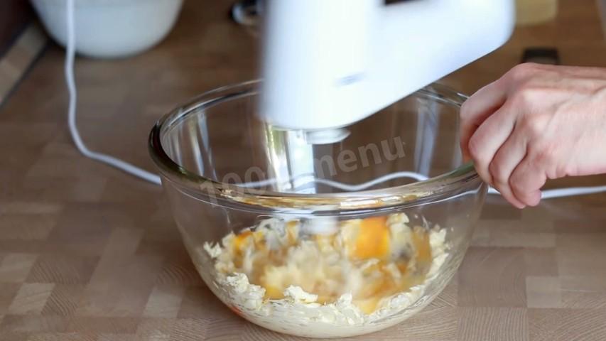 Шаг 4 приготовления Молочные коржики по ГОСТу