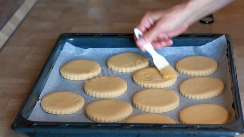 Шаг 9 приготовления Молочные коржики по ГОСТу