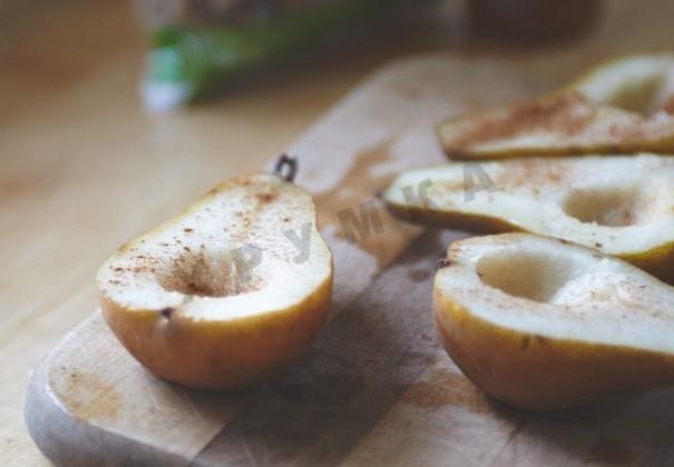 Шаг 3 приготовления Груши в духовке с сиропом и орехами