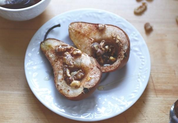 Шаг 6 приготовления Груши в духовке с сиропом и орехами