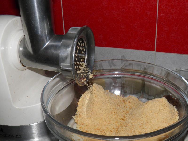 Шаг 1 приготовления Пирожное Картошка из сухарей с фундуком и сгущенкой