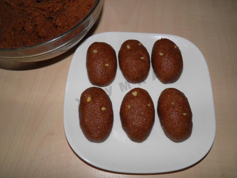 Шаг 8 приготовления Пирожное Картошка из сухарей с фундуком и сгущенкой