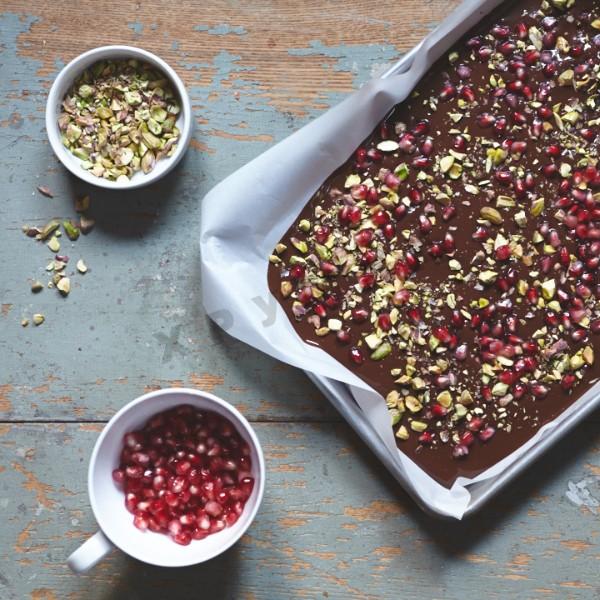 Шаг 5 приготовления Шоколад с фисташками и зернами граната