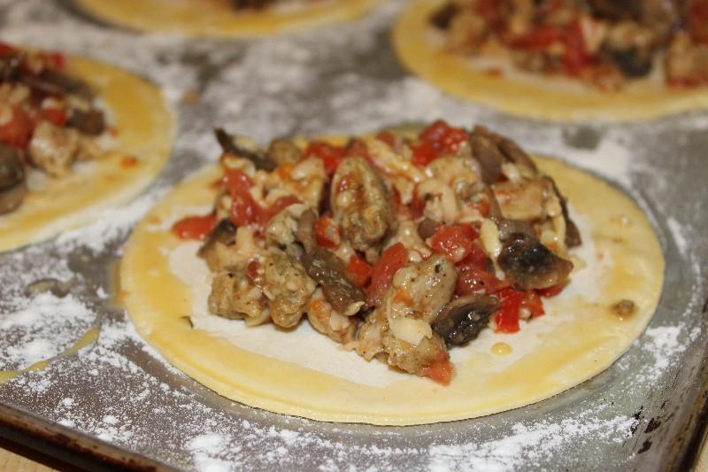 Шаг 4 приготовления Слойки из слоеного теста с мясом Панама-мама