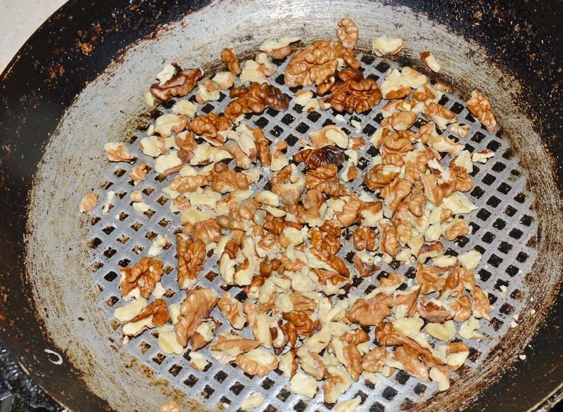 Шаг 4 приготовления Шоколадное мороженое с орехами в блендере