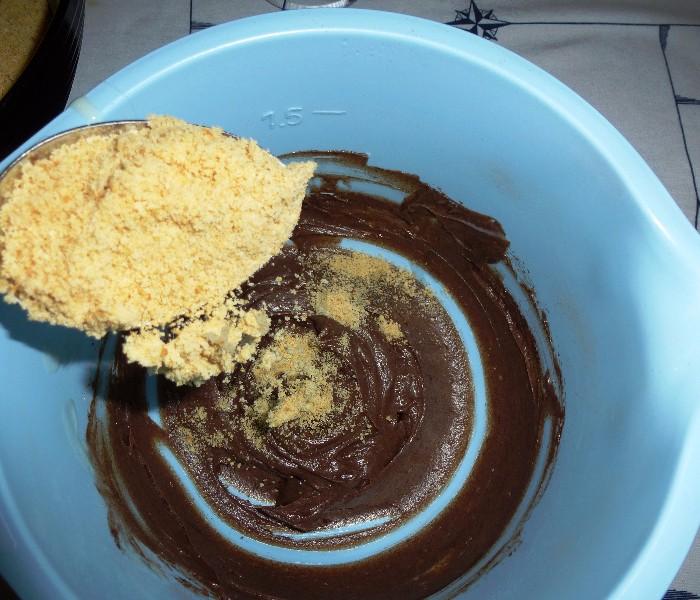 Шаг 7 приготовления Пирожное картошка на песочном печенье с какао