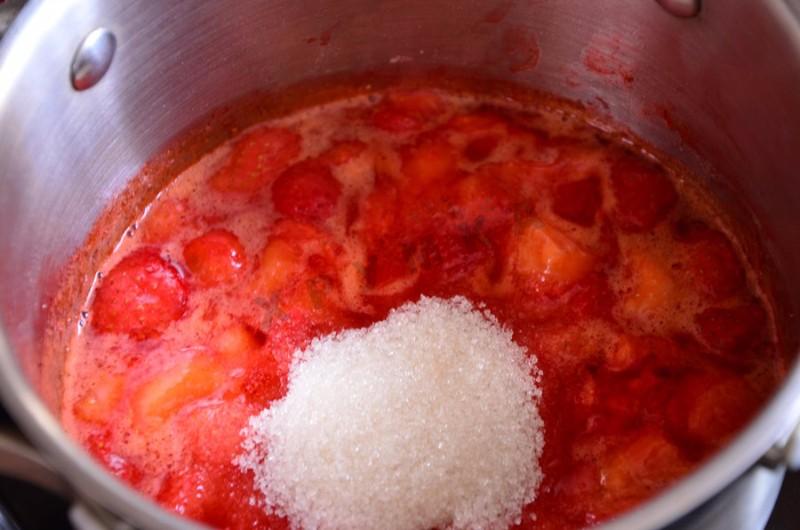 Шаг 9 приготовления Панна-котта со сгущенным молоком и клубничным конфитюром