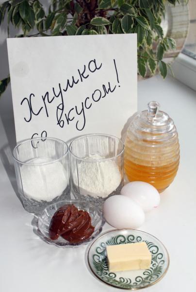 Шаг 1 приготовления Простой бисквитный медовый торт с вареной сгущенкой