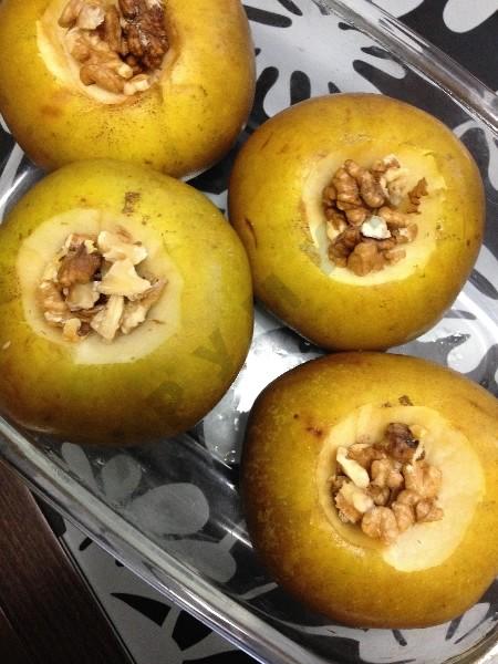 Шаг 3 приготовления Запеченные яблоки с джемом и орехами
