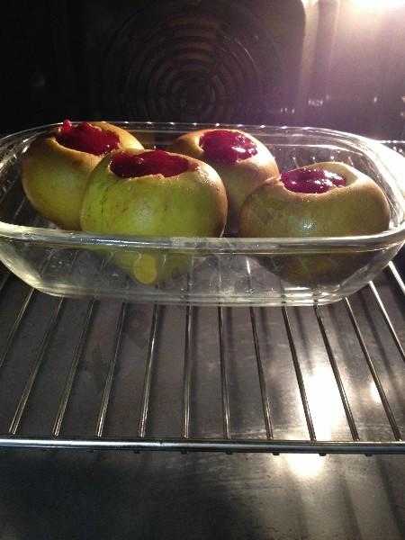 Шаг 5 приготовления Запеченные яблоки с джемом и орехами