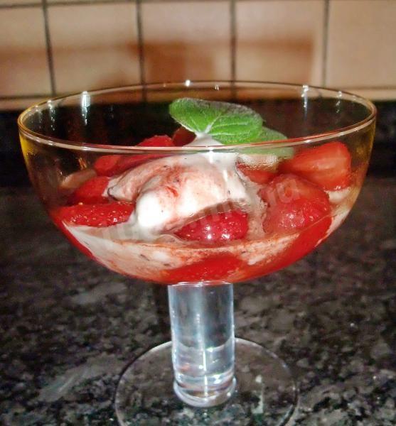 Обложка рецепта Сандэ мороженое с клубникой по-царски