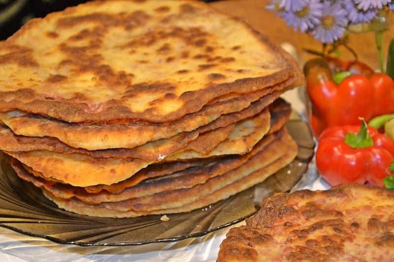 Шаг 14 приготовления Сырные лепешки с ветчиной