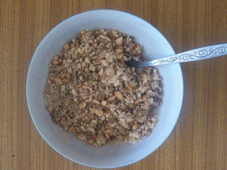 Шаг 18 приготовления Гата с арахисом и кунжутом