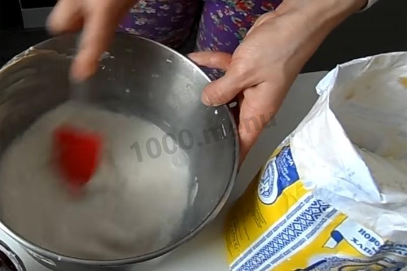 Шаг 2 приготовления Рогалики на молоке и дрожжах