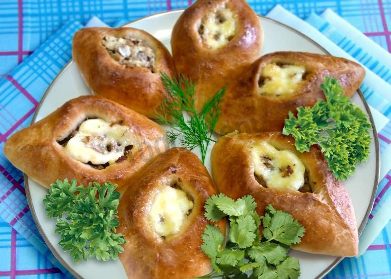 Обложка рецепта Пирожки Свиха с сыром и мясом