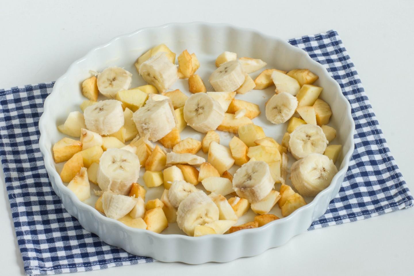 Шаг 3 приготовления Шарлотка с яблоками и бананом
