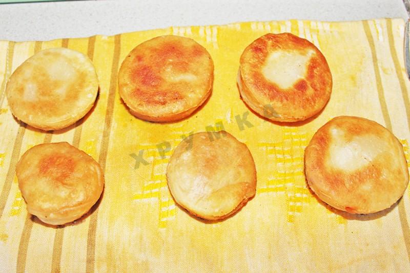 Шаг 12 приготовления Пирожки бомбочки с помидорами и сыром