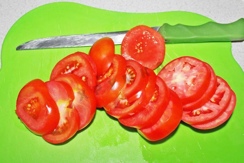 Шаг 6 приготовления Пирожки бомбочки с помидорами и сыром