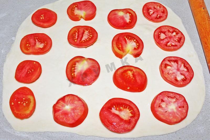 Шаг 7 приготовления Пирожки бомбочки с помидорами и сыром