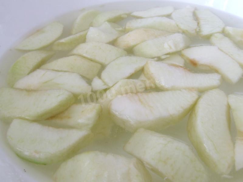 Шаг 1 приготовления Парфе с карамелизованными яблоками, йогуртом и мюсли