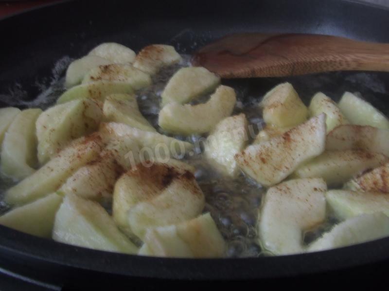 Шаг 4 приготовления Парфе с карамелизованными яблоками, йогуртом и мюсли