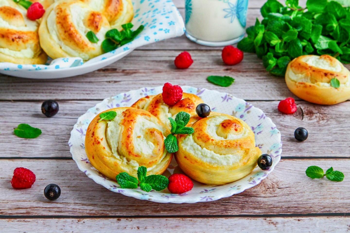 Шаг 24 приготовления Булочки плюшки с творогом из дрожжевого теста